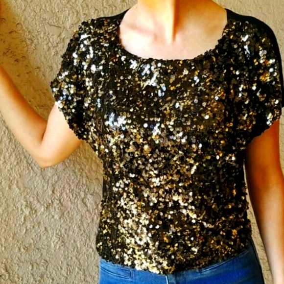 Tops - 🚨🚨3/$25 SALE🚨🚨•Black/gold sequin covered•DAZZLING!💎 s/s top•small•